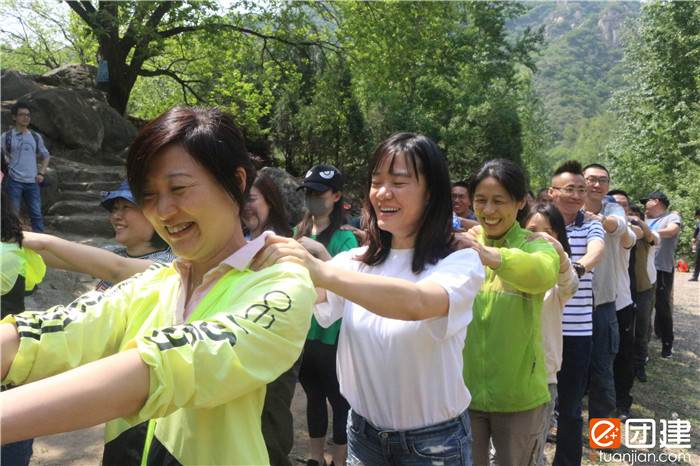 拍拍同事的肩膀,振奋团队的精神